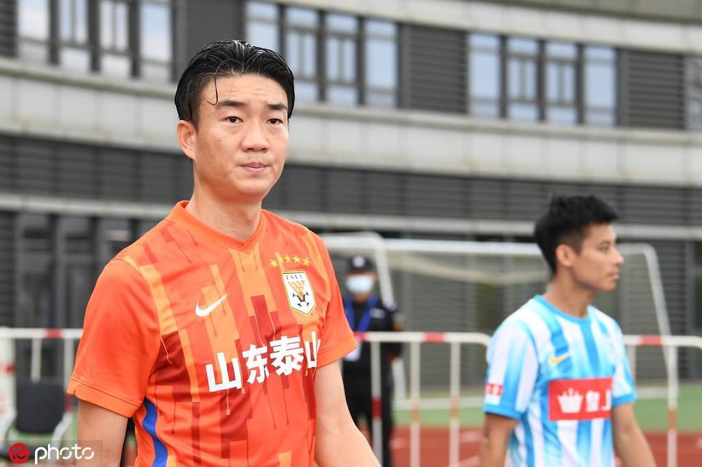 而且，叶辰出手的时候心中怒气极大，所以对这些保镖完全没有任何同情，直接下了狠手，这一众人不是断手就是断脚，全部躺在院子里惨叫连连。